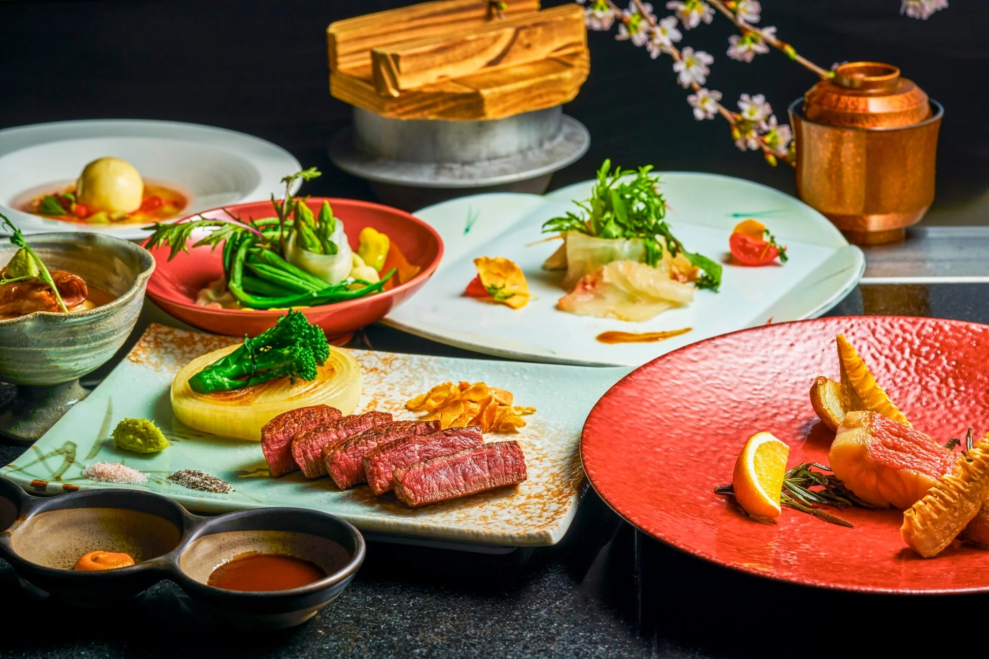 和食、懐石料理、日本料理、コース料理、ステーキ、盛り合わせ、高級料理、美食、ディナー、会席料理、旬の食材、美しい盛り付け、伝統料理、創作料理、料亭