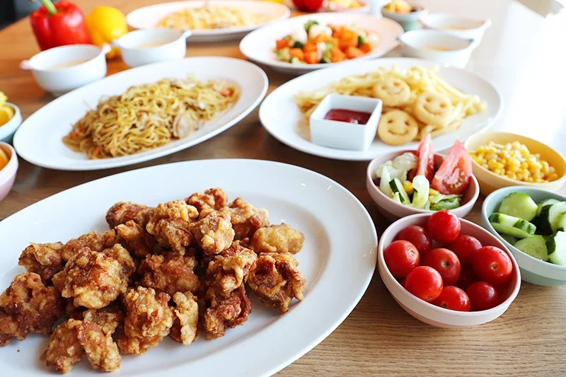 唐揚げ、フライドポテト、焼きそば、サラダ、ビュッフェ、パーティー料理、食事、食べ物、美味しそう、野菜、麺類、揚げ物、テーブル