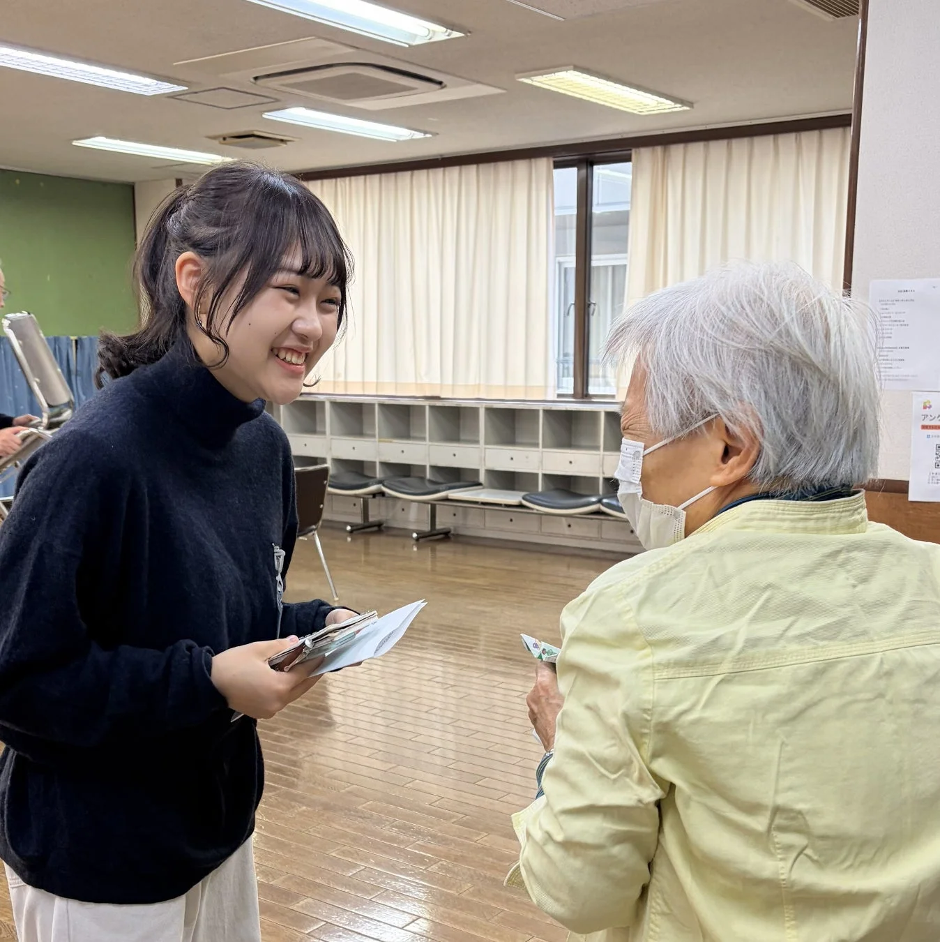 高校生が地域住民と交流する様子