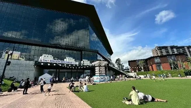 Fビレッジの広場でビアガーデンを楽しむ人々