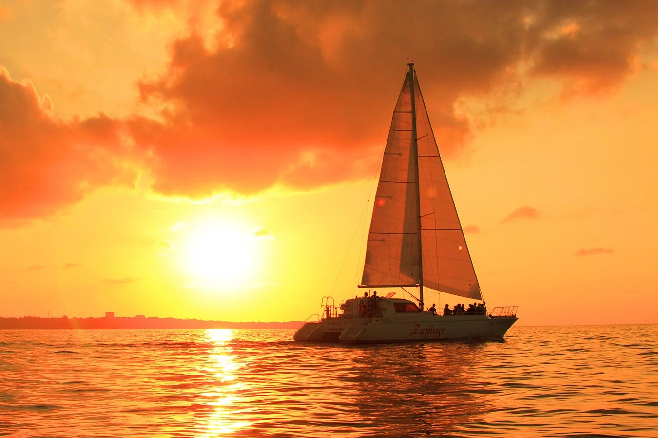 夕焼けの海を進むヨット