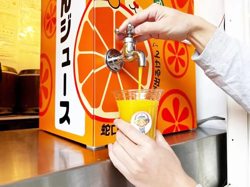蛇口から注がれるみかんジュース
