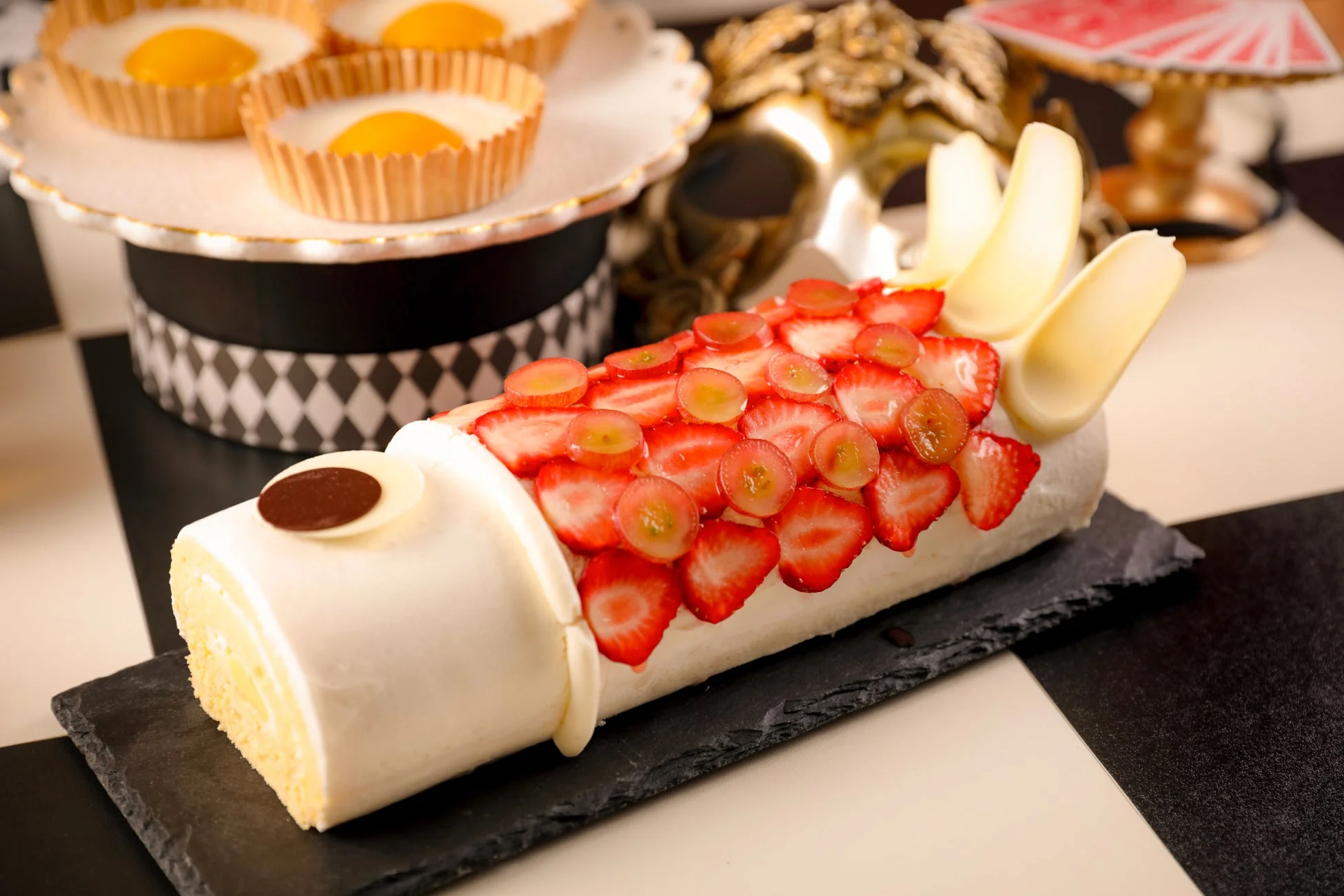 ロールケーキ、イチゴ、ブドウ、フルーツ、スイーツ、デザート、ケーキ、アフタヌーンティー、カフェ、鯉のぼり、イベント