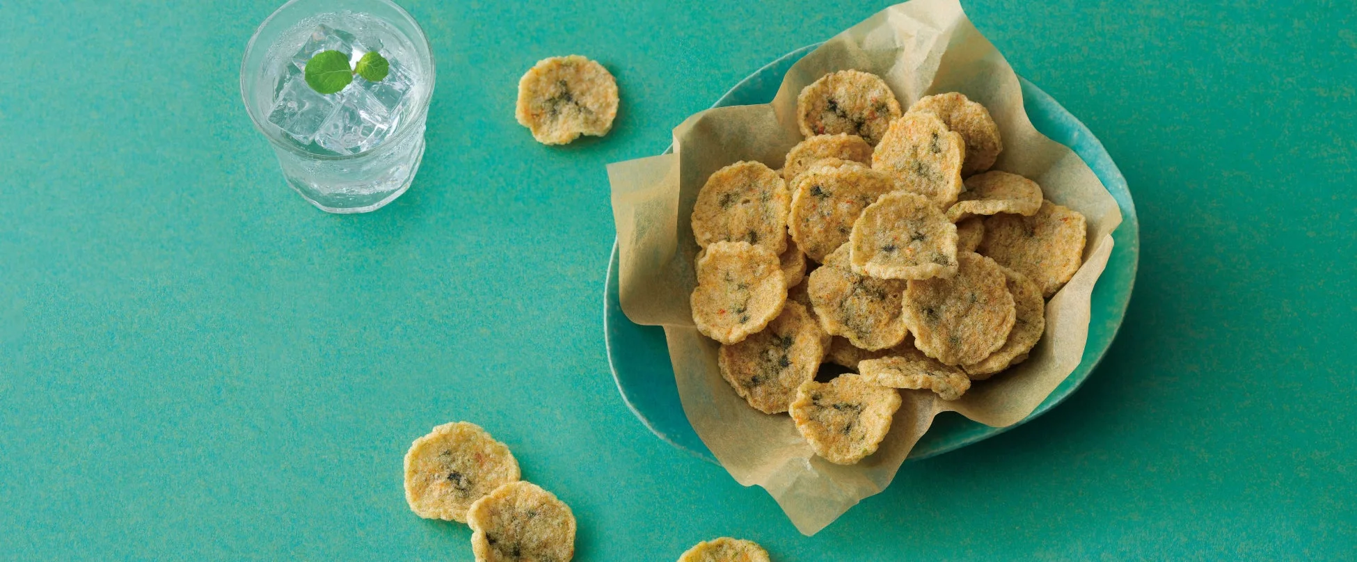 お皿に盛られたエビチップス