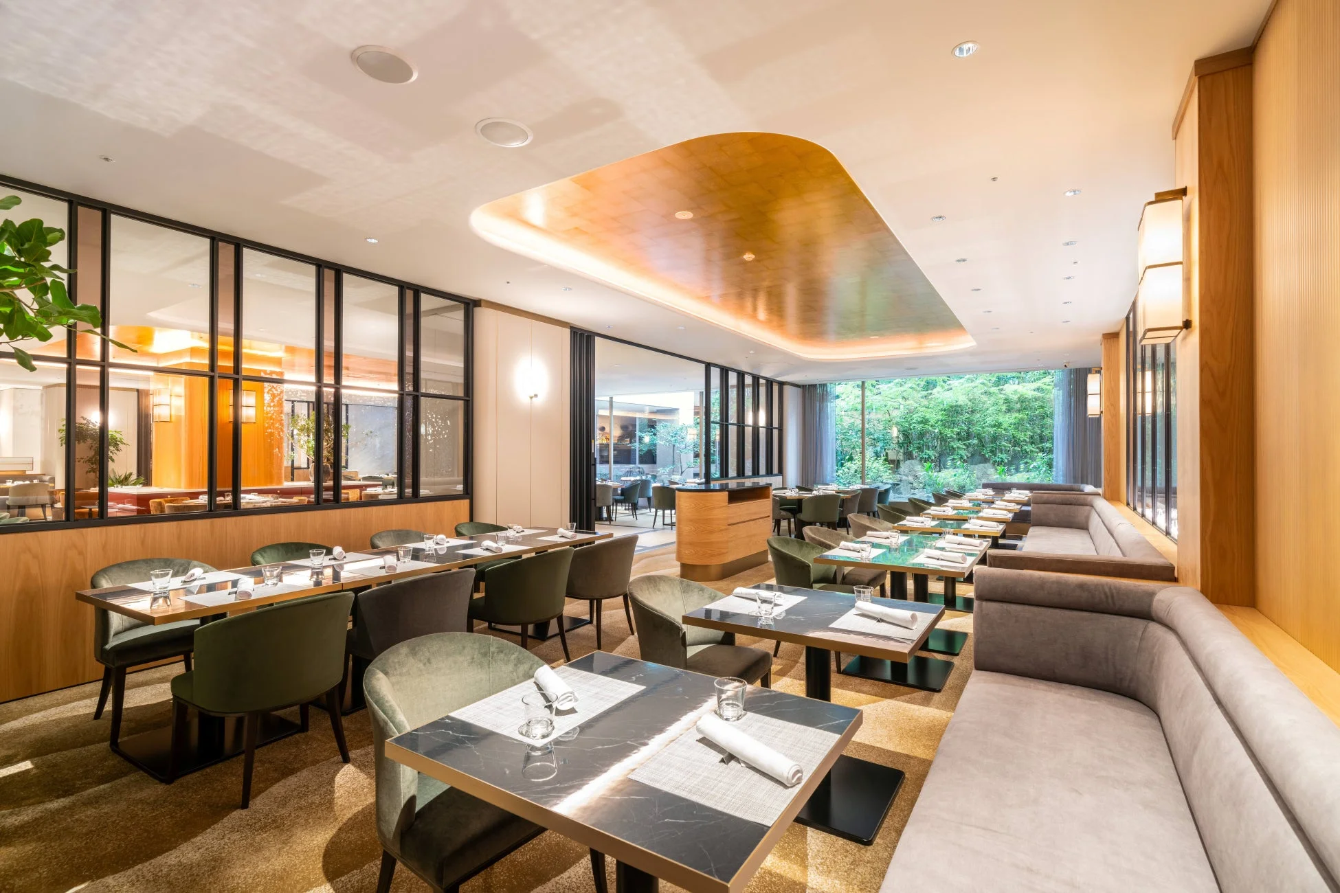 レストラン内観、窓際