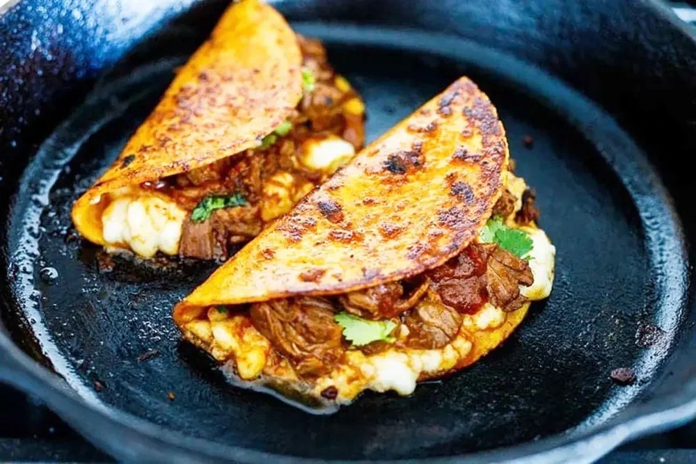 スキレットで提供されるタコス