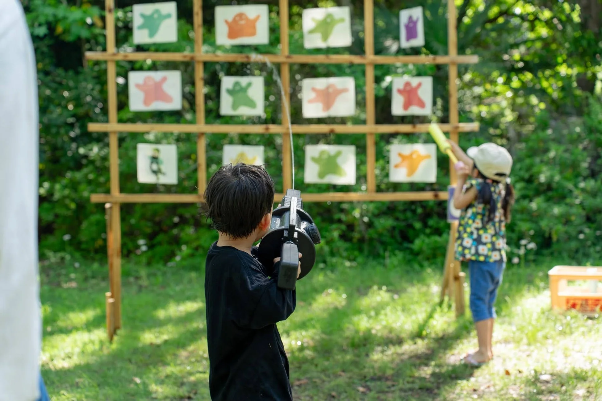 水鉄砲ゲームを楽しむ子供