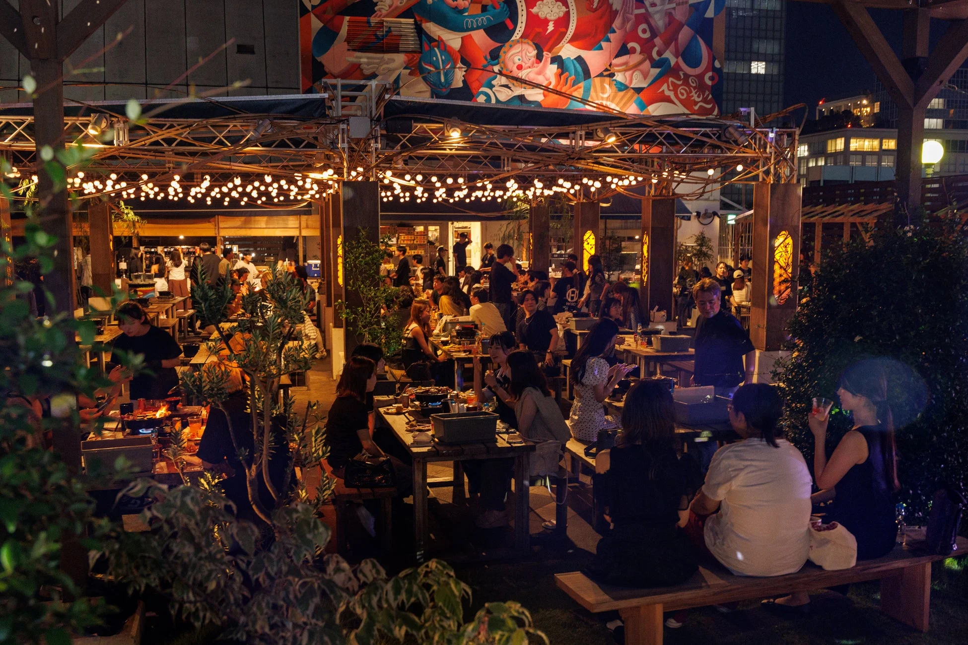 夜の屋外レストラン、イルミネーション