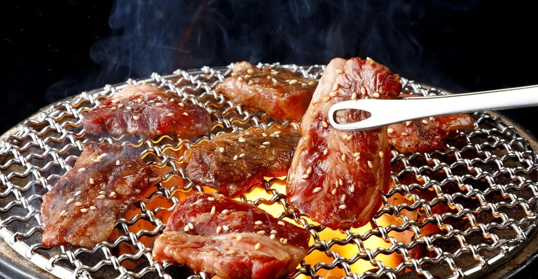 網の上で焼かれる牛肉