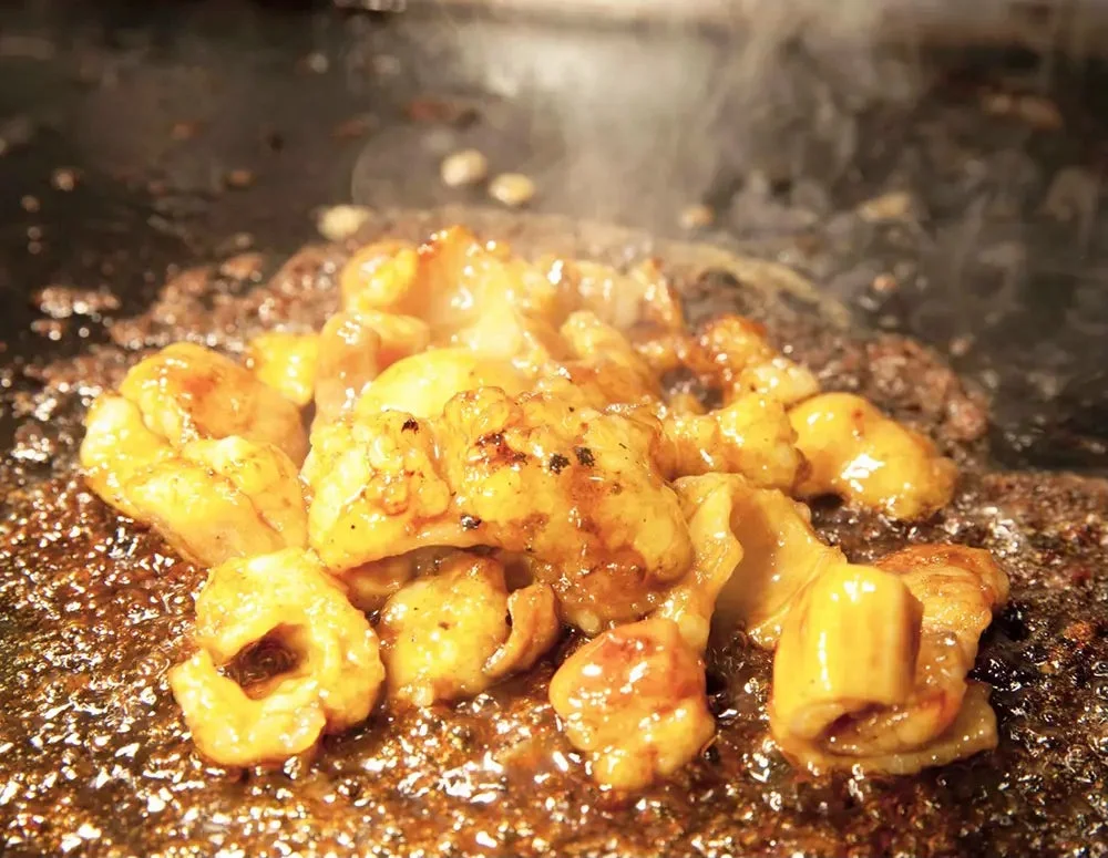 鉄板で焼かれるホルモン