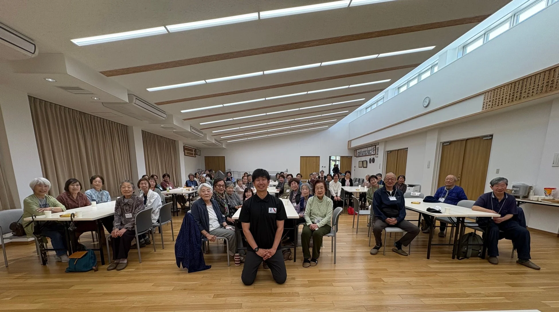高齢者とスタッフの集合写真