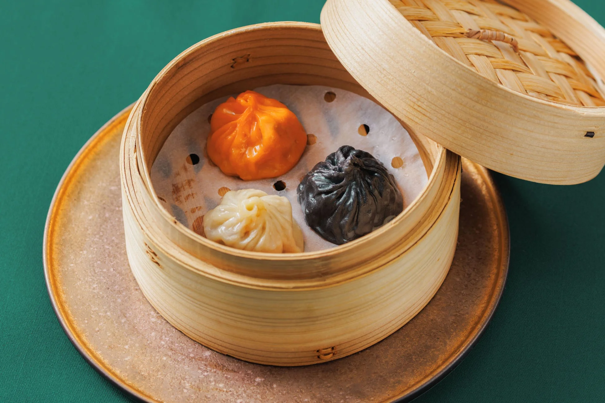 中華料理、点心、小籠包、蒸し料理、飲茶、カラフル、蒸籠、料理、グルメ、アジアンフード、盛り合わせ、食べ物