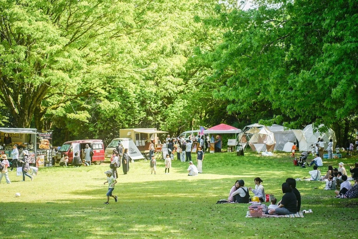 公園でピクニックを楽しむ人々