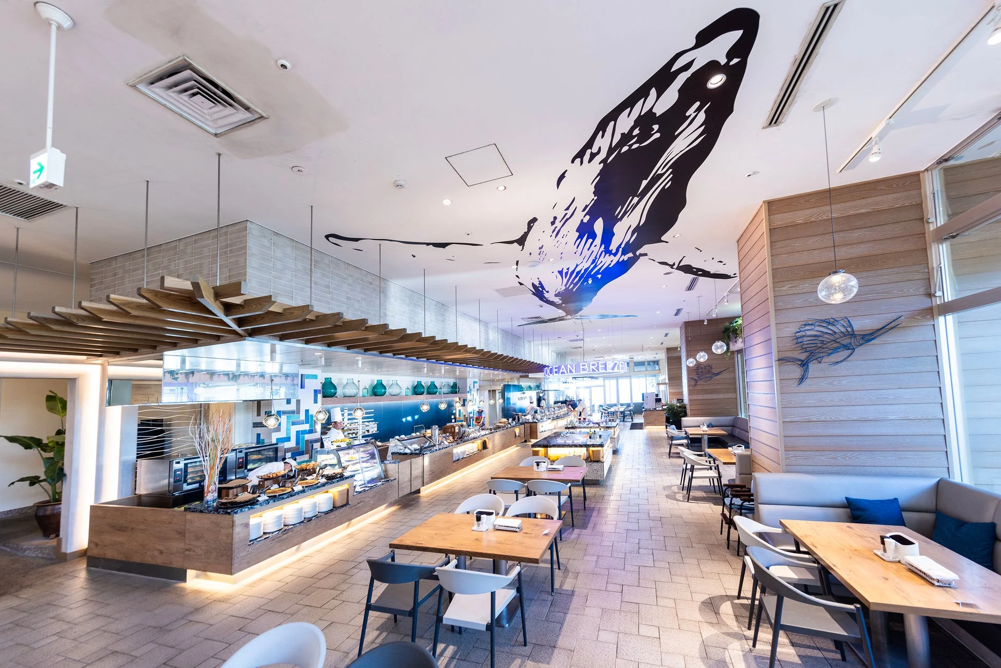 モダンで広々としたビュッフェレストランの内装