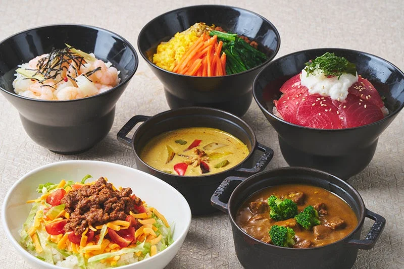 様々な種類の丼物とカレー