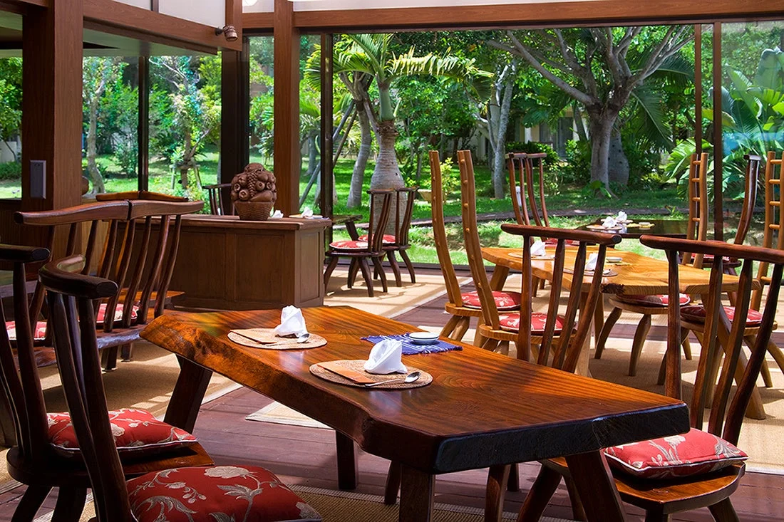 レストラン、ダイニング、リゾート、自然、庭園、木製家具、開放的、窓、緑、椅子、テーブル、室内、アジアンテイスト