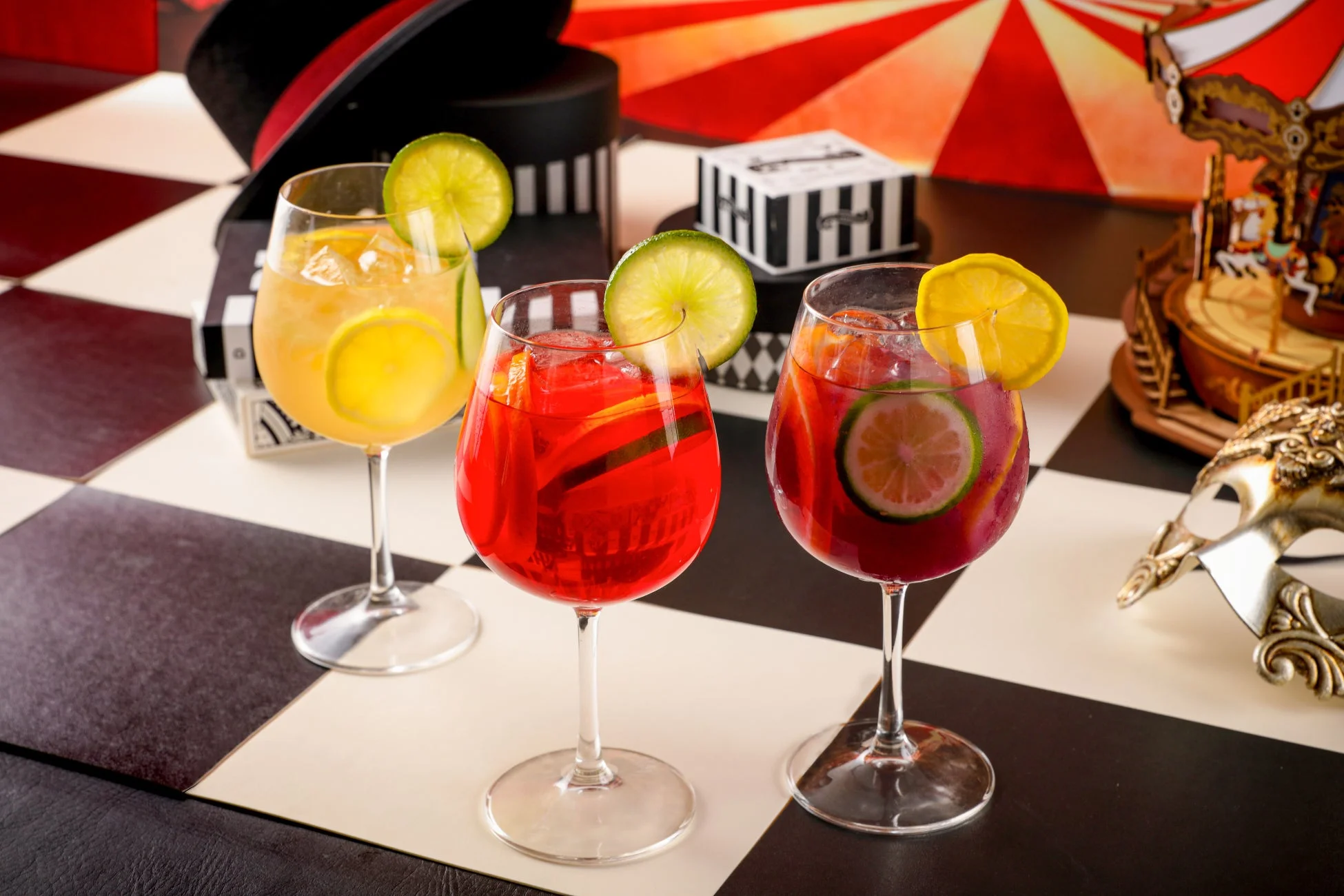カクテル、ドリンク、フルーツ、ライム、レモン、サーカス、カーニバル、チェッカーボード、華やか、飲み物、アルコール、祭り、マスク、メリーゴーランド