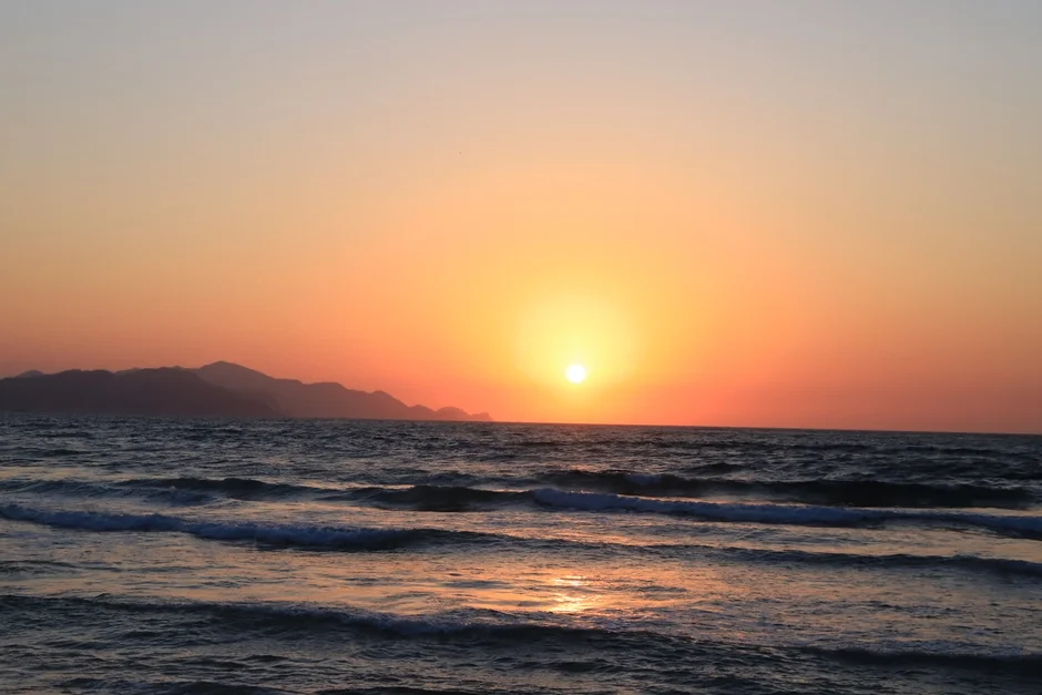 夕焼けに染まる海辺の風景