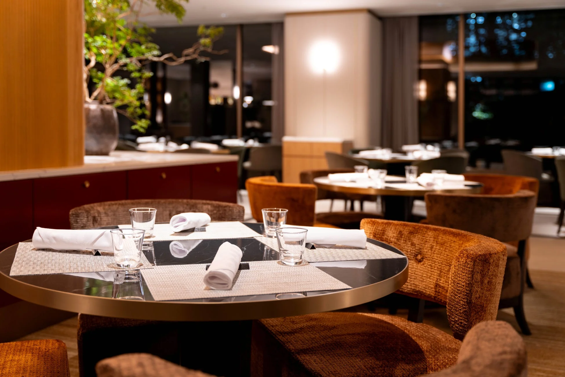 レストラン内観、夜