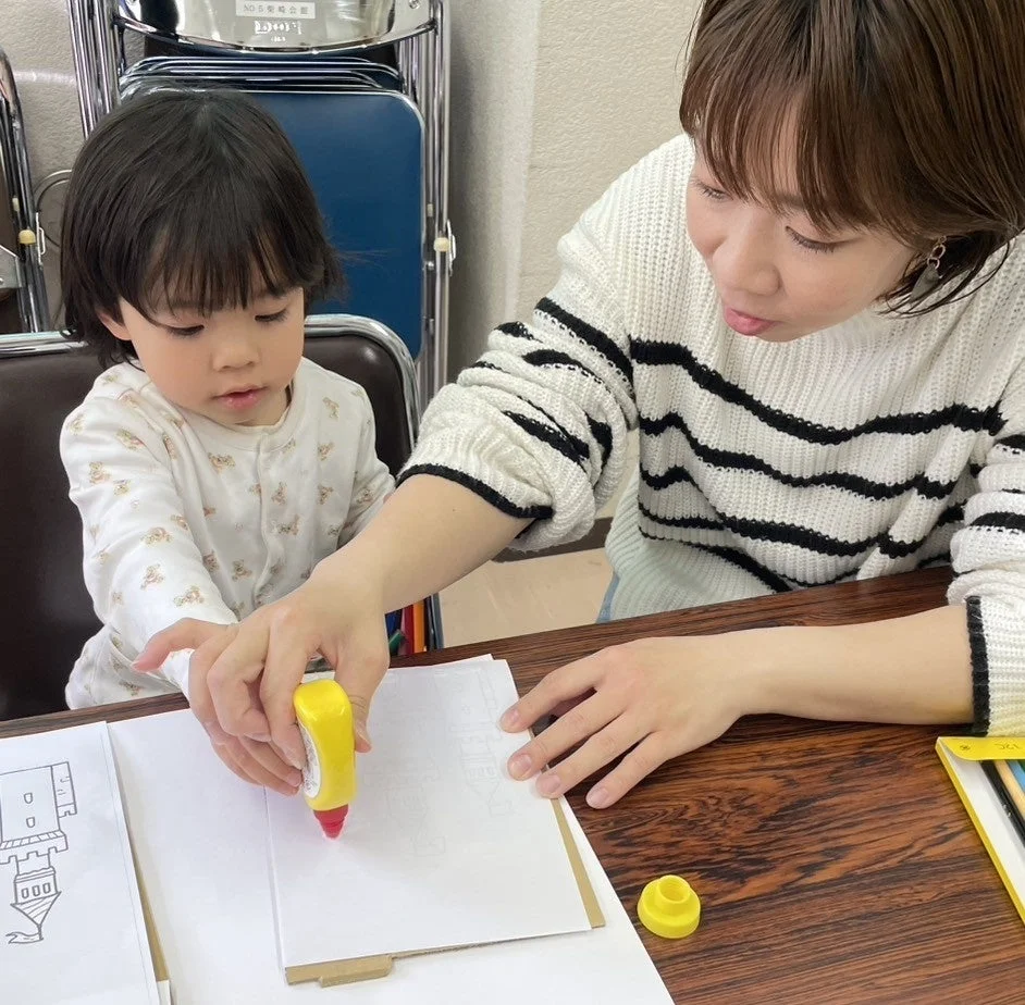 親子での工作風景