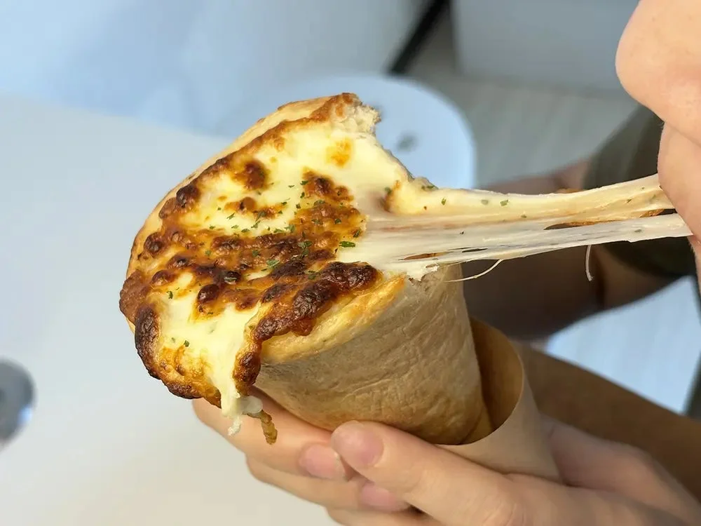 伸びるチーズが特徴のピザコーン