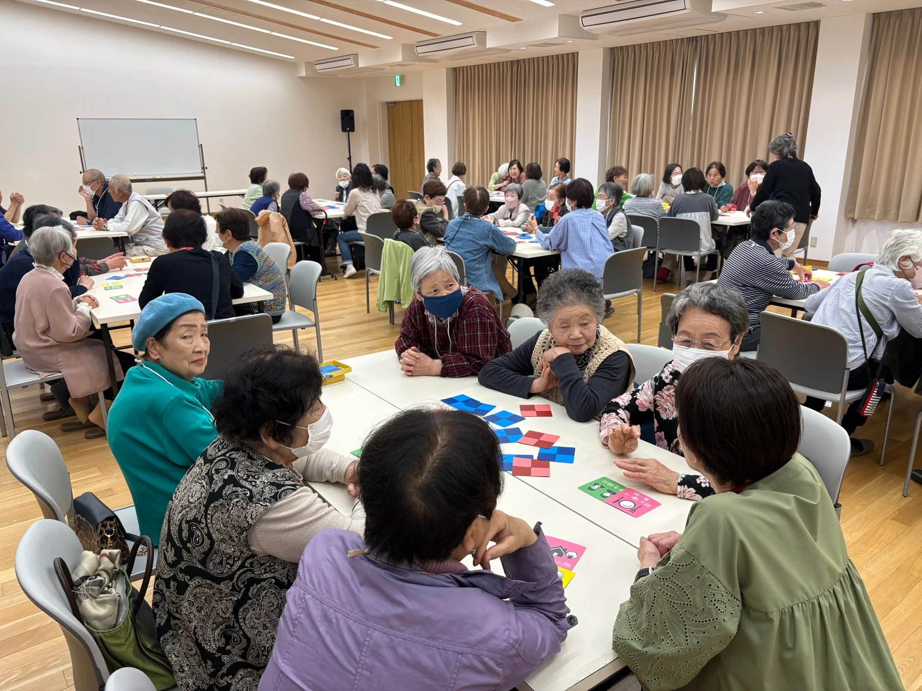 高齢者がレクリエーションをしている様子