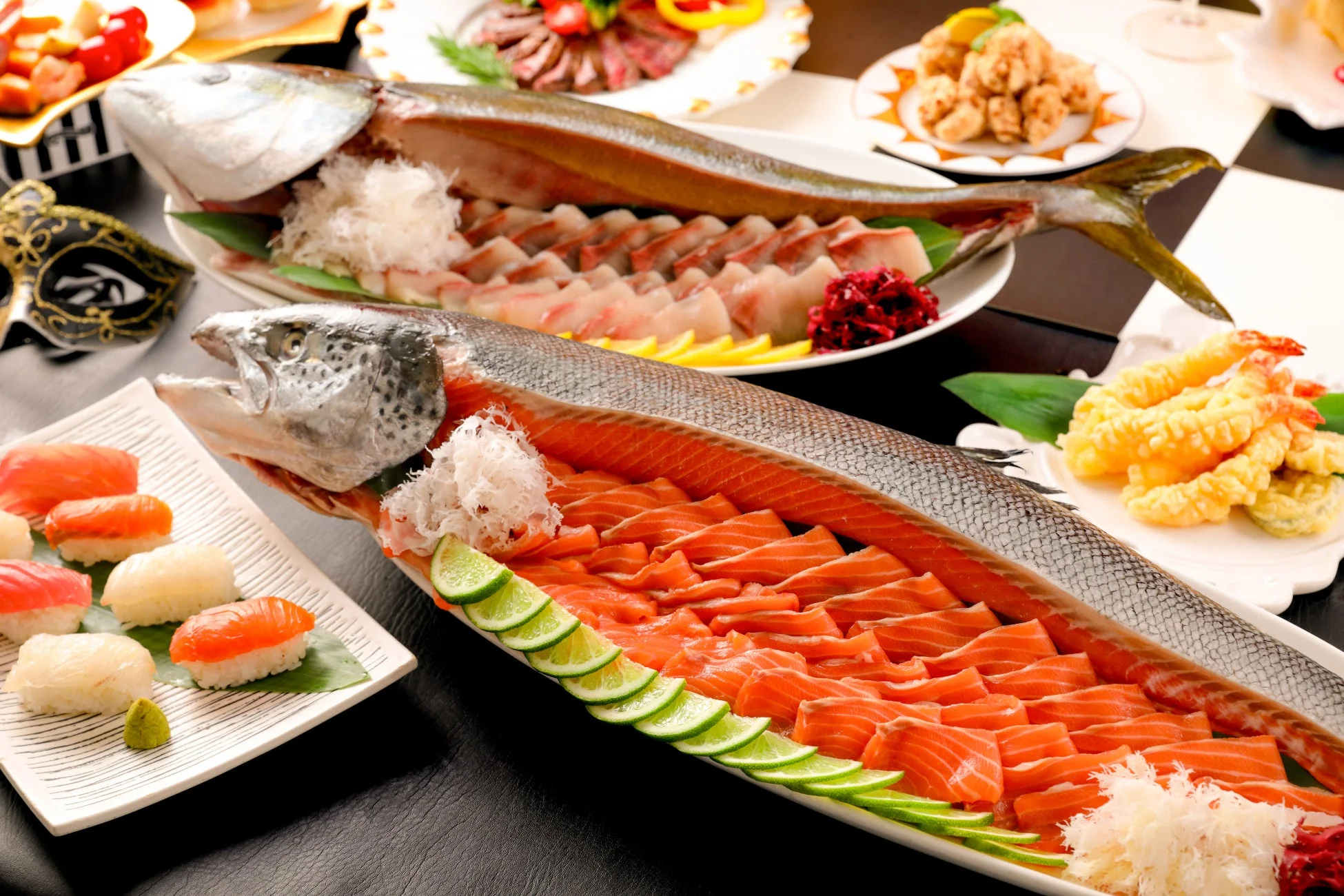舟盛り、刺身、寿司、天ぷら、唐揚げ、和食、魚料理、海鮮、ごちそう、パーティー料理、宴会、サーモン、鯛、日本料理、豪華、フード、マスク
