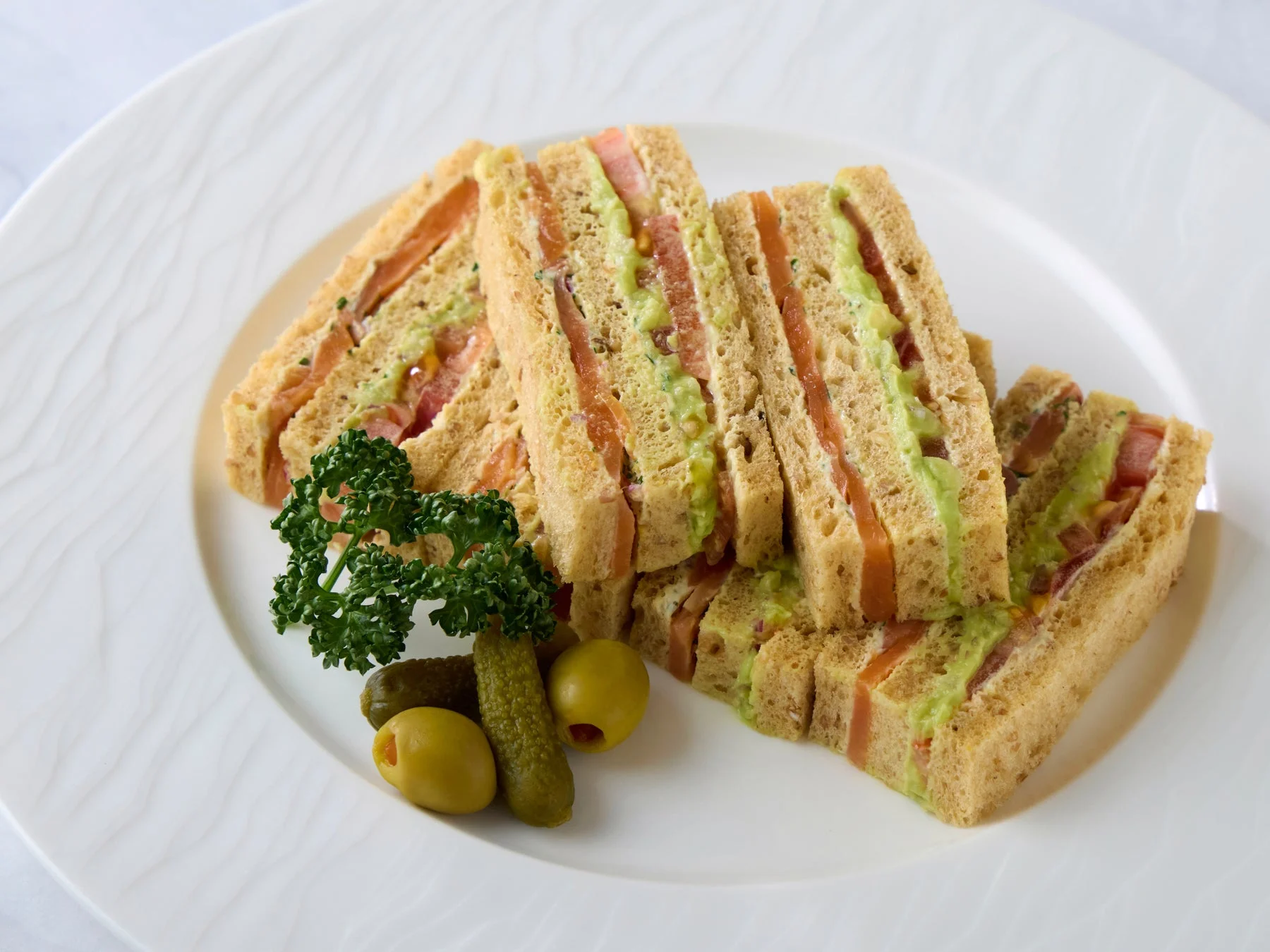 サーモンとアボカドのサンドイッチ