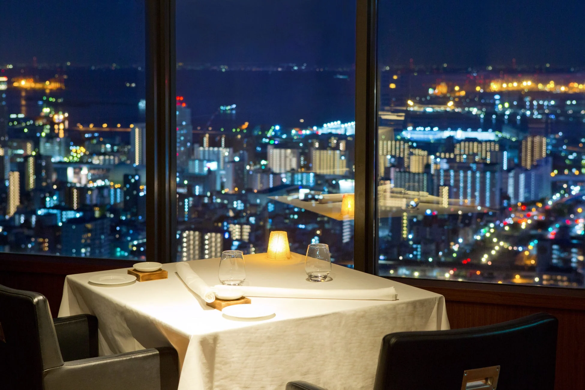 レストラン、夜景、ディナー、テーブル、窓際、高層階、ロマンチック、都市、高級、雰囲気