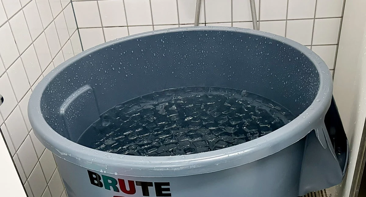 氷と水で満たされたブルートコンテナ