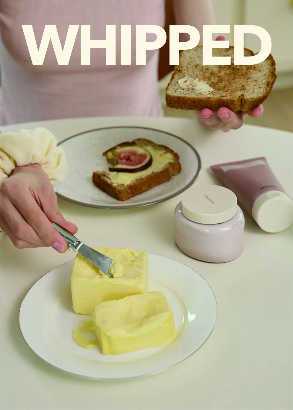 パンにバターを塗る様子とWHIPPED製品