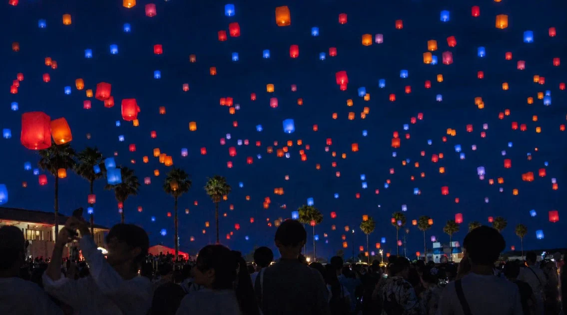 夜空に舞い上がるランタン