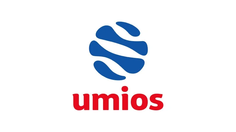 青い球状のロゴと赤色の「umios」の文字が配置されたロゴマーク